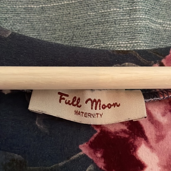 Maternity Floral V-neck Knit Top - Picture 3 of 3